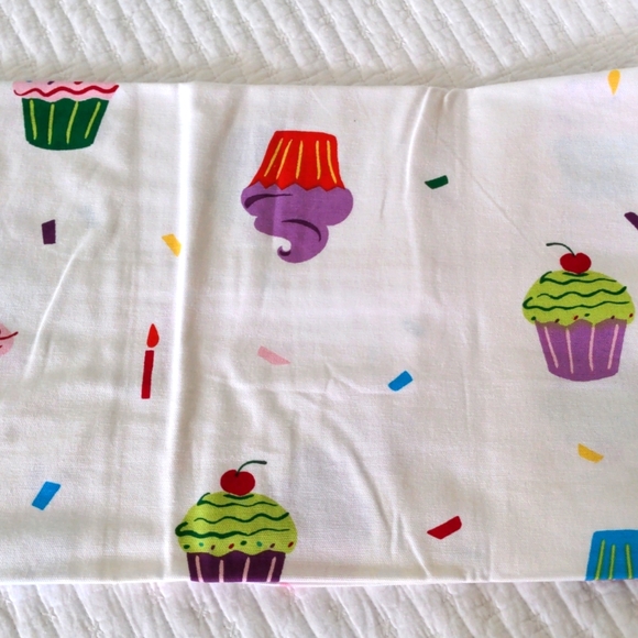 Cupcake Tablecloth - Picture 6 of 6